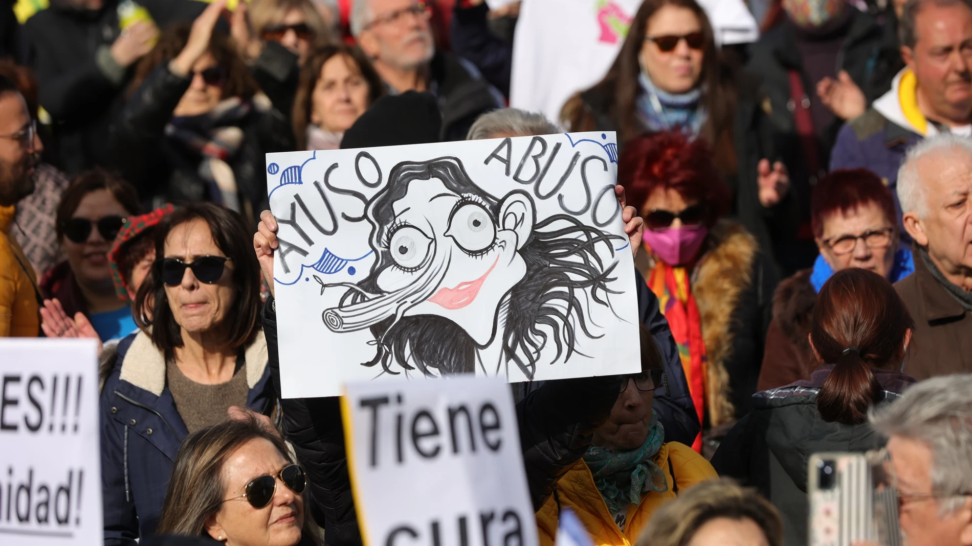Miles de personas se manifiestan contra el desmantelamiento de la Sanidad Pública, en la protesta bajo el lema 'Madrid se levanta y exige una Sanidad pública'.