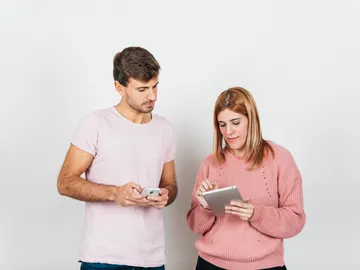 Pareja con móvil y tablet Pareja con móvil y tablet