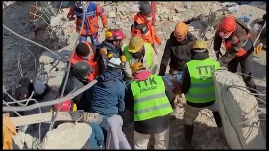 Rescatan con vida a dos mujeres tras más de 200 horas entre los escombros en Turquía Rescatan con vida a dos mujeres tras más de 200 horas entre los escombros en Turquía