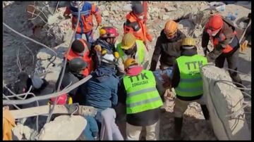 Rescatan con vida a dos mujeres tras más de 200 horas entre los escombros en Turquía