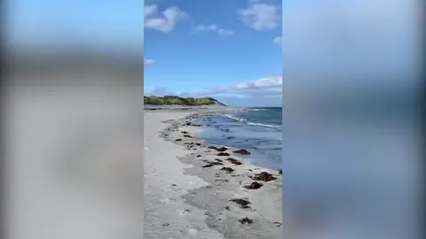 Una joven de 21 años vive en una isla pequeña tan remota de Irlanda Una joven de 21 años vive en una isla pequeña tan remota que tiene que coger un avión para devolver los paquetes