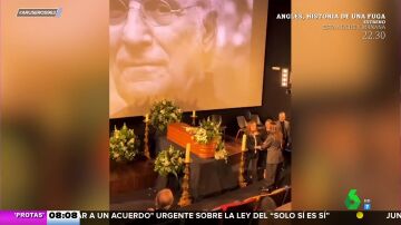 India Martínez da el último adiós a Carlos Saura cantando en su capilla ardiente