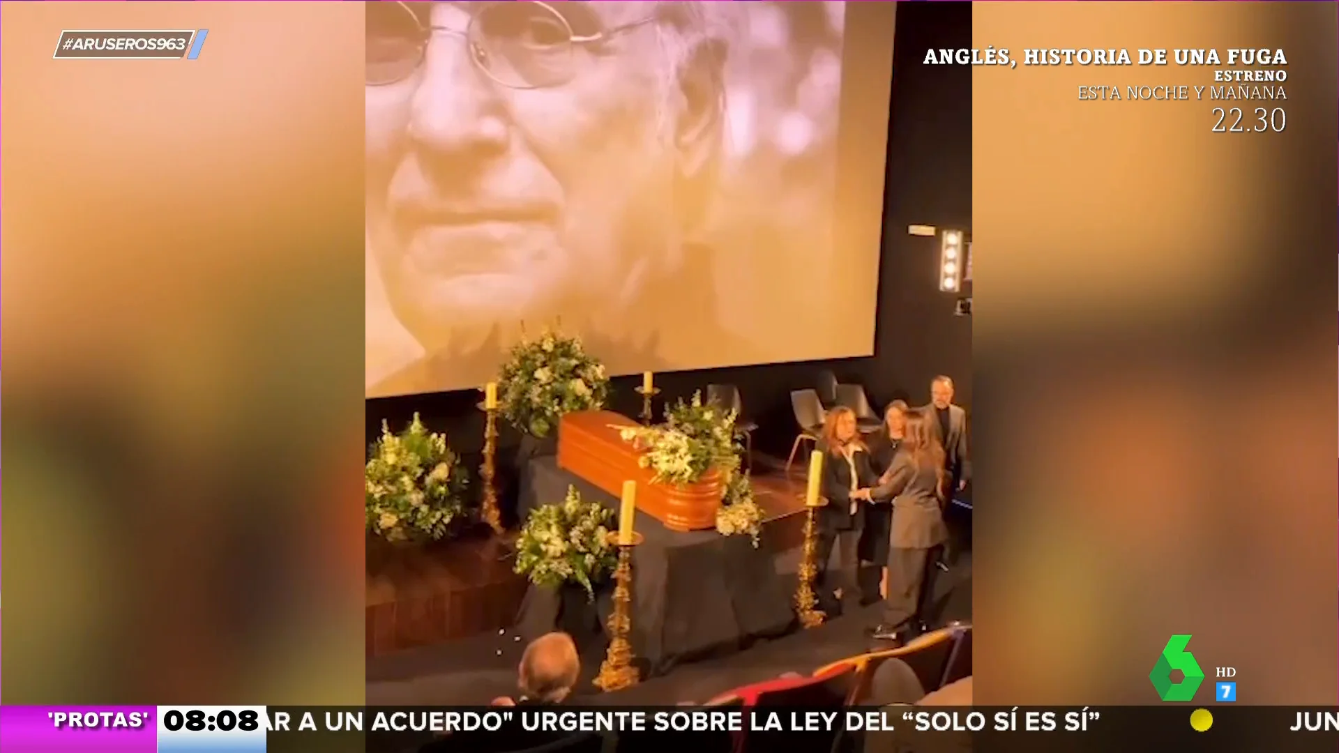 India Martínez da el último adiós a Carlos Saura cantando en su capilla ardiente