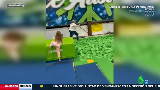 Esto es lo que pasa cuando un adulto juega en un 'chiquipark' Esto es lo que pasa cuando un adulto juega en un 'chiquipark'