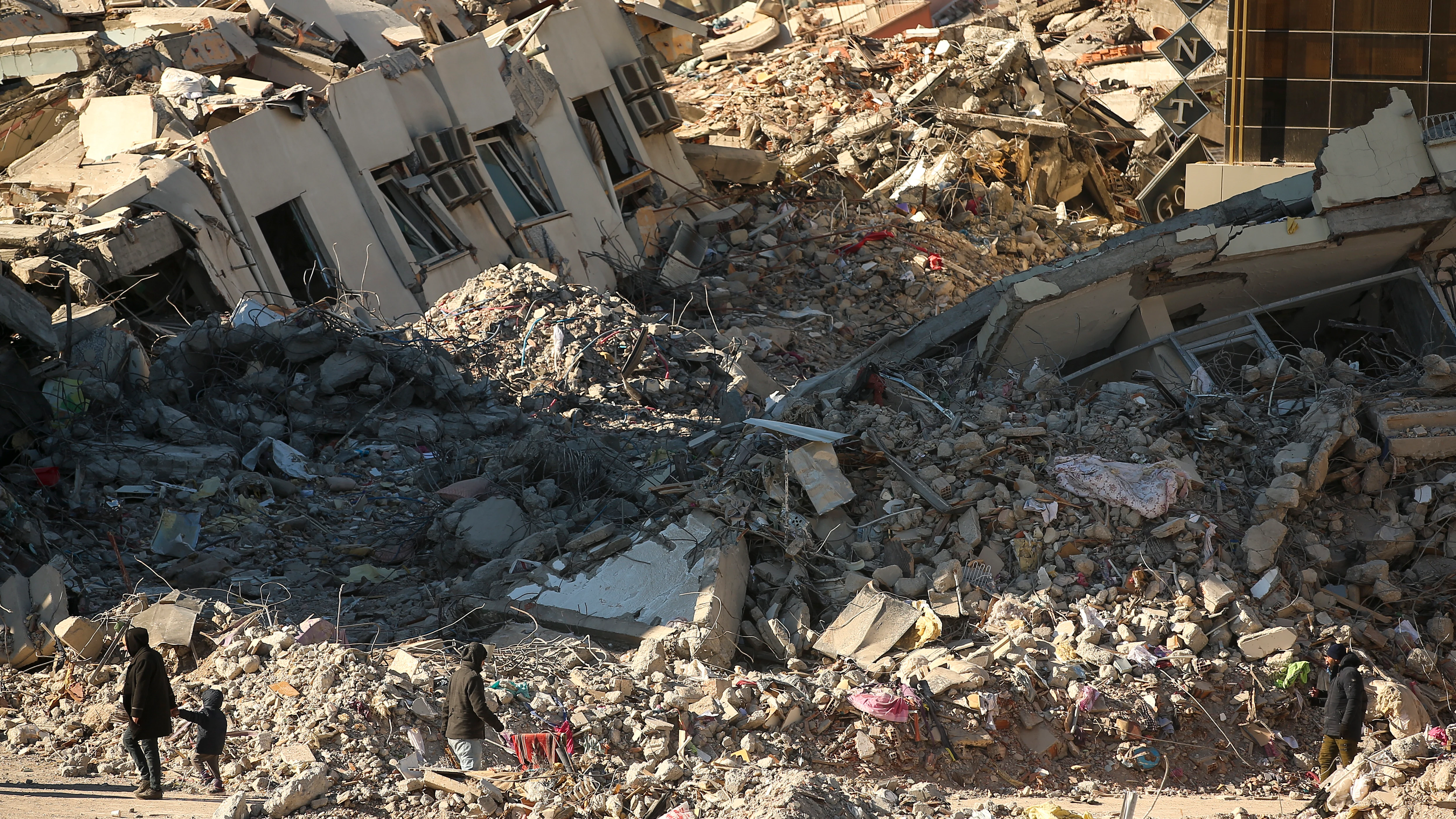 Un edificio derruido tras el terremoto en Adiyaman, Turquía