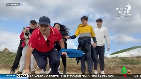 La divertida caída de un abuelo cuando se está haciendo una foto familiar La divertida caída de un abuelo cuando se está haciendo una foto familiar