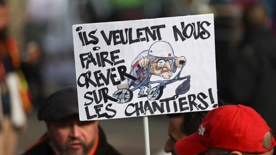 Un manifestante protesta contra la reforma de las pensiones. Un manifestante protesta contra la reforma de las pensiones.