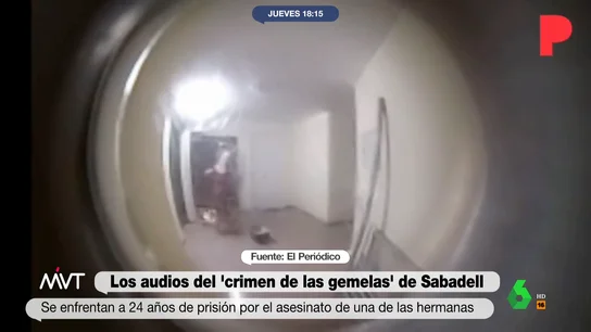 Un cadáver en el rellano y fregona en mano: el vídeo del crimen de las gemelas Vázquez grabado por una mirilla Un cadáver en el rellano y fregona en mano: el vídeo del crimen de las gemelas Vázquez grabado por una mirilla