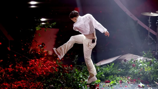 La Fiscalía investiga al cantante italiano Blanco por destrozar el escenario en Sanremo La Fiscalía investiga al cantante italiano Blanco por destrozar el escenario en Sanremo