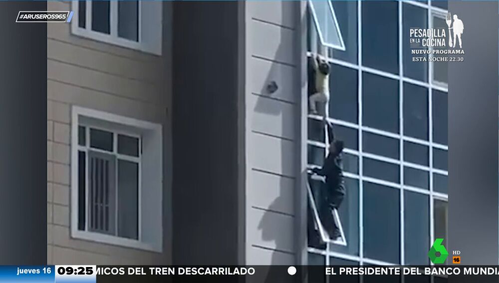 Niños que se caen de las ventanas en un edificio de varios pisos