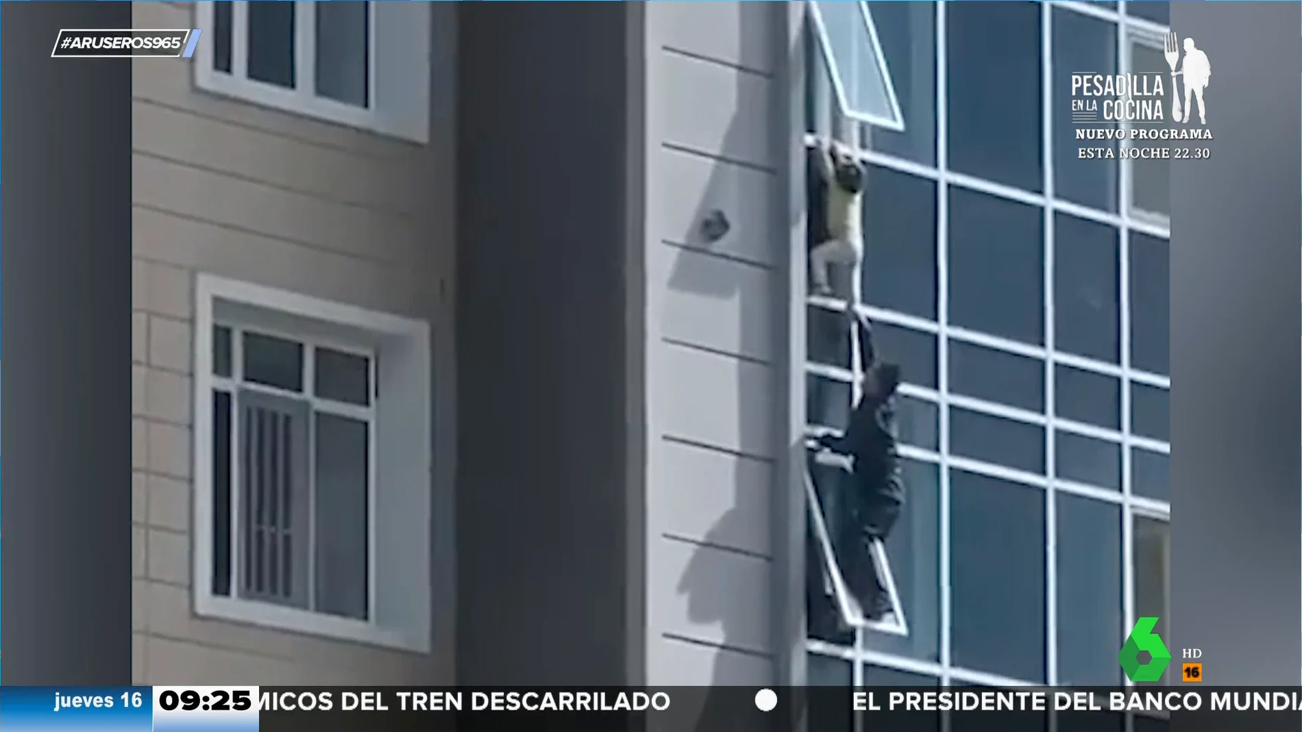 Un vecino rescata a un niño que casi se desploma por la ventana de un séptimo piso