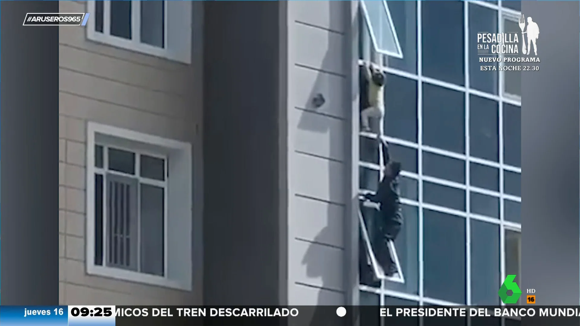 Un vecino rescata a un niño que casi se desploma por la ventana de un séptimo piso