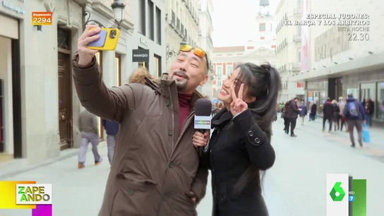 El momentazo en el que un hombre tira los trastos a Jiaping durante su reportaje El momentazo en el que un hombre tira los trastos a Jiaping durante su reportaje