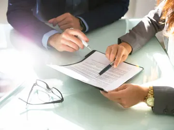 Trabajador firmando su contrato Trabajador firmando su contrato