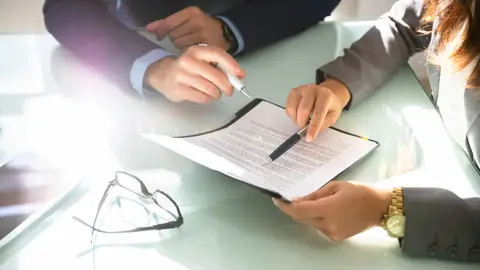 Trabajador firmando su contrato Trabajador firmando su contrato