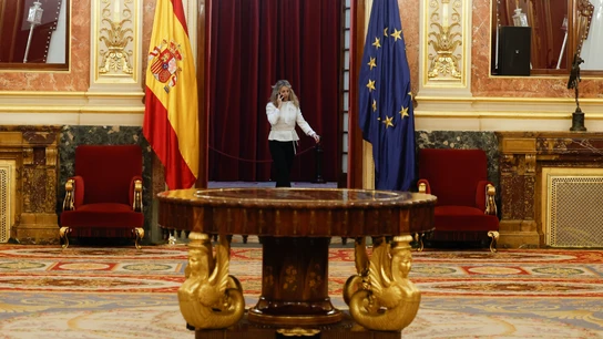 La vicepresidenta segunda y ministra de Trabajo, Yolanda Díaz habla por teléfono en un receso del pleno del Congreso. La vicepresidenta segunda y ministra de Trabajo, Yolanda Díaz habla por teléfono en un receso del pleno del Congreso.