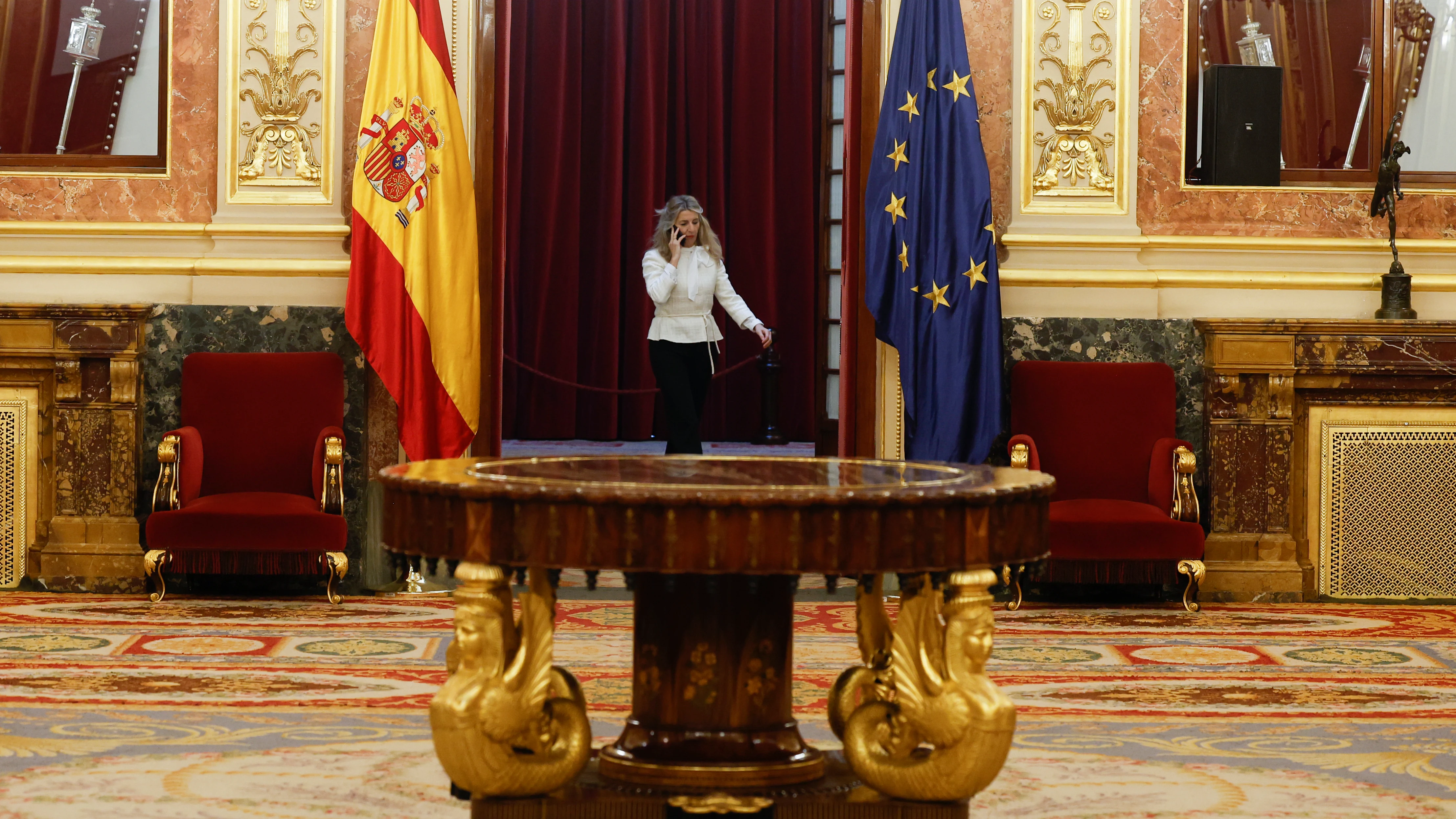 La vicepresidenta segunda y ministra de Trabajo, Yolanda Díaz habla por teléfono en un receso del pleno del Congreso.