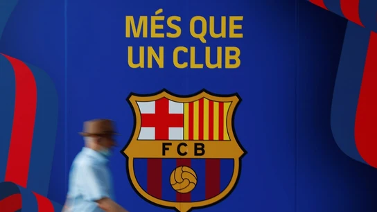 Un hombre junto a las puertas de las oficinas del FC Barcelona en una foto de archivo. Un hombre junto a las puertas de las oficinas del FC Barcelona en una foto de archivo.