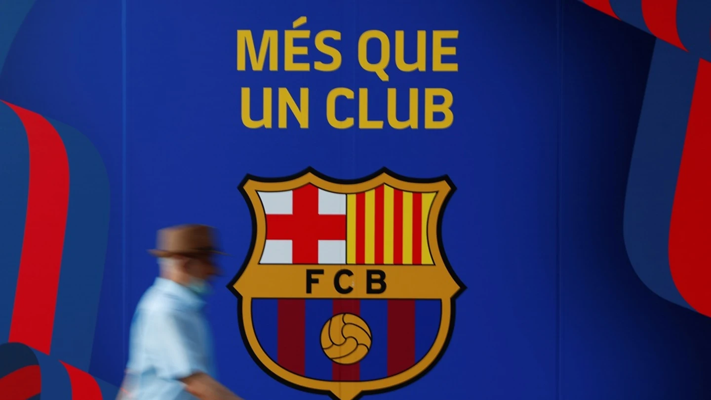 Un hombre junto a las puertas de las oficinas del FC Barcelona en una foto de archivo. Un hombre junto a las puertas de las oficinas del FC Barcelona en una foto de archivo.