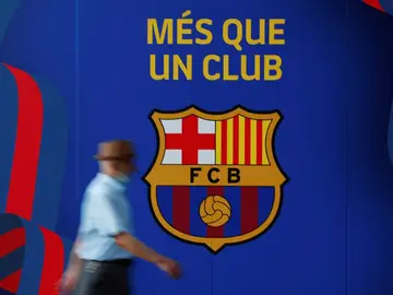 Un hombre junto a las puertas de las oficinas del FC Barcelona en una foto de archivo.