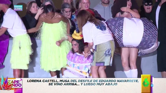Lorena Castell y La Terremoto acabaron en el suelo en el desfile de Eduardo Navarrete Lorena Castell y La Terremoto acabaron en el suelo en el desfile de Eduardo Navarrete