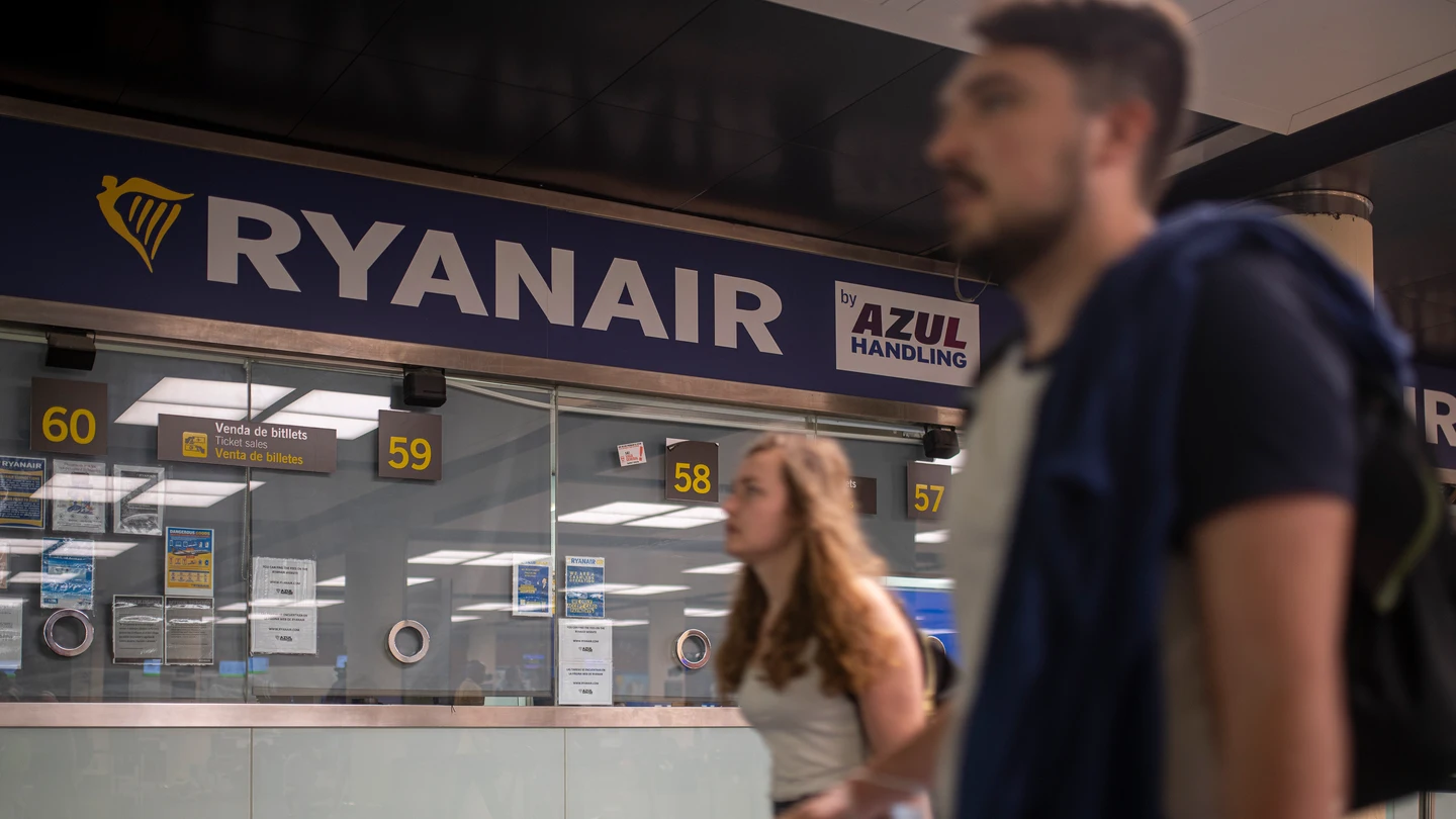 Trabajo sanciona a Ryanair por no abonar el SMI a los tripulantes de cabina Trabajo sanciona a Ryanair por no abonar el SMI a los tripulantes de cabina