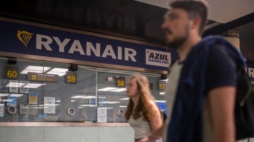 Trabajo sanciona a Ryanair por no abonar el SMI a los tripulantes de cabina