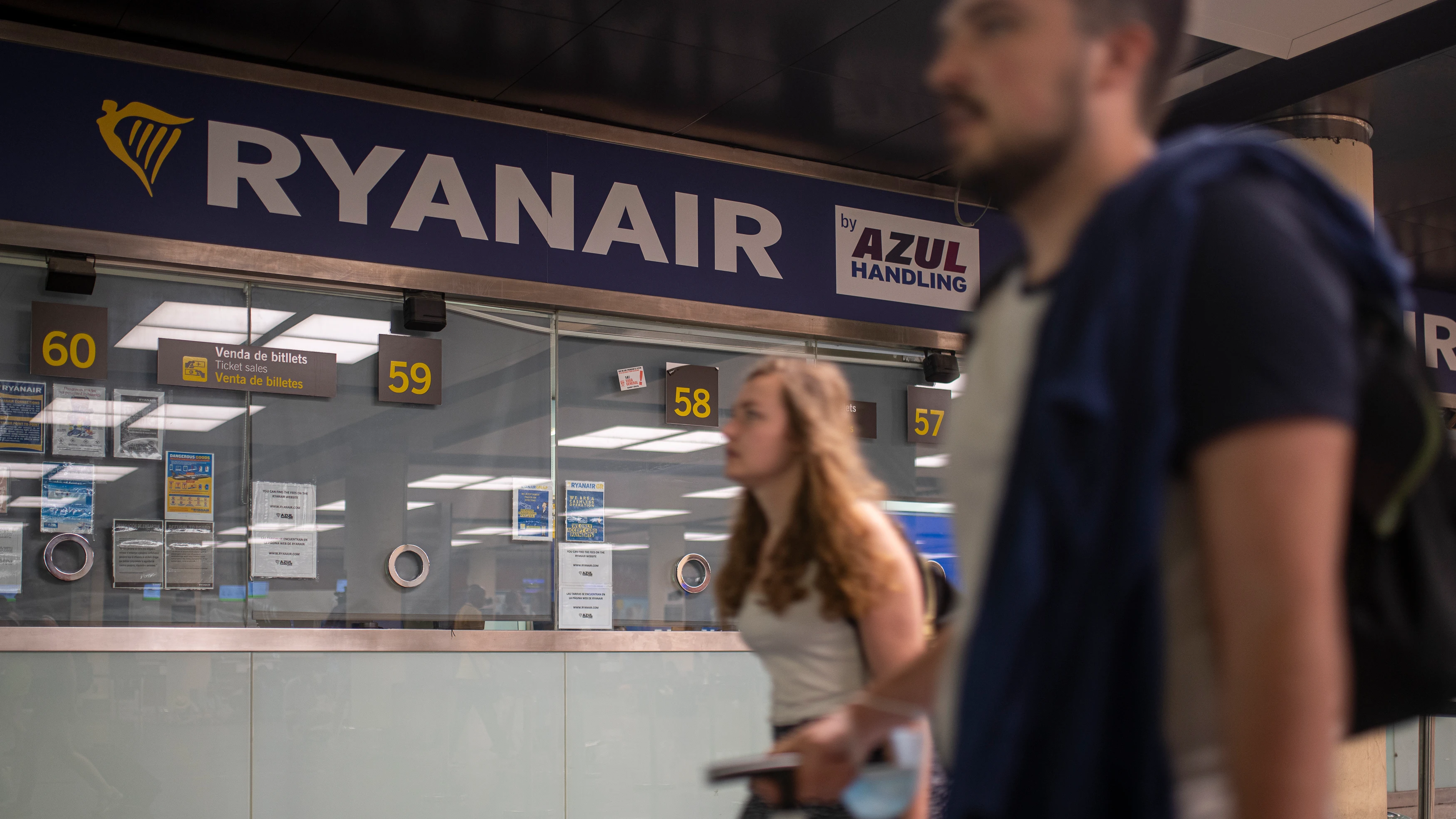 Trabajo sanciona a Ryanair por no abonar el SMI a los tripulantes de cabina