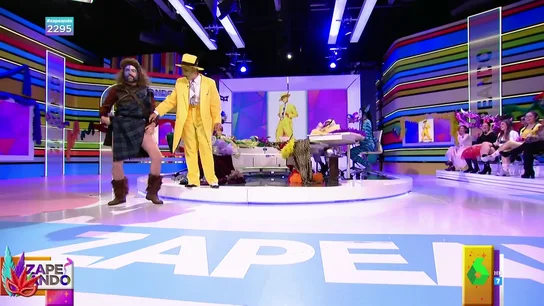 El 'piropo' de Valeria Ros a Dani Mateo al verle con su disfraz de Carnaval: "Tienes pinta de empotrador" El 'piropo' de Valeria Ros a Dani Mateo al verle con su disfraz de Carnaval: "Tienes pinta de empotrador"