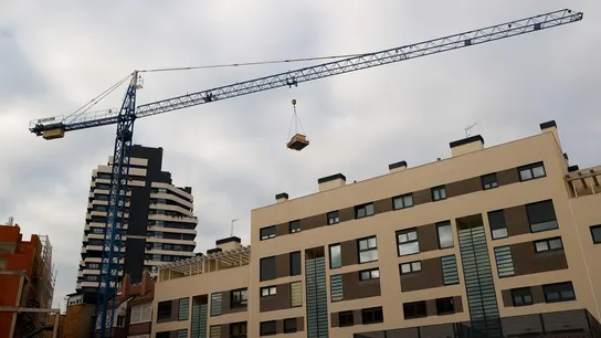 Vista de un bloque de viviendas nuevas en fase de construcción Vista de un bloque de viviendas nuevas en fase de construcción