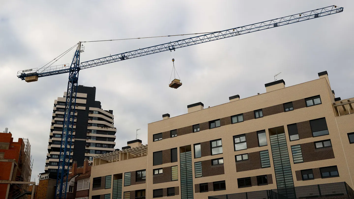 Vista de un bloque de viviendas nuevas en fase de construcción Vista de un bloque de viviendas nuevas en fase de construcción