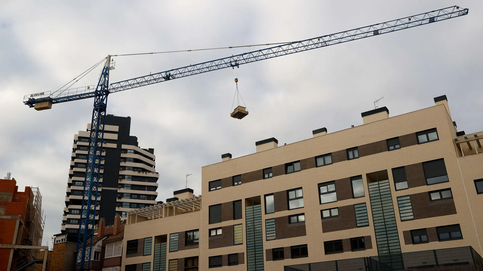 Vista de un bloque de viviendas nuevas en fase de construcción