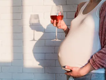 Embarazada con una copa de vino Embarazada con una copa de vino