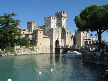 Castillo Scaligero, una fortaleza considerada “puerto medieval” Castillo Scaligero, una fortaleza considerada “puerto medieval”