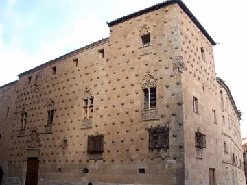 Casa de las Conchas de Salamanca: el tesoro tras una de sus conchas y otras curiosas leyendas Casa de las Conchas de Salamanca: el tesoro tras una de sus conchas y otras curiosas leyendas