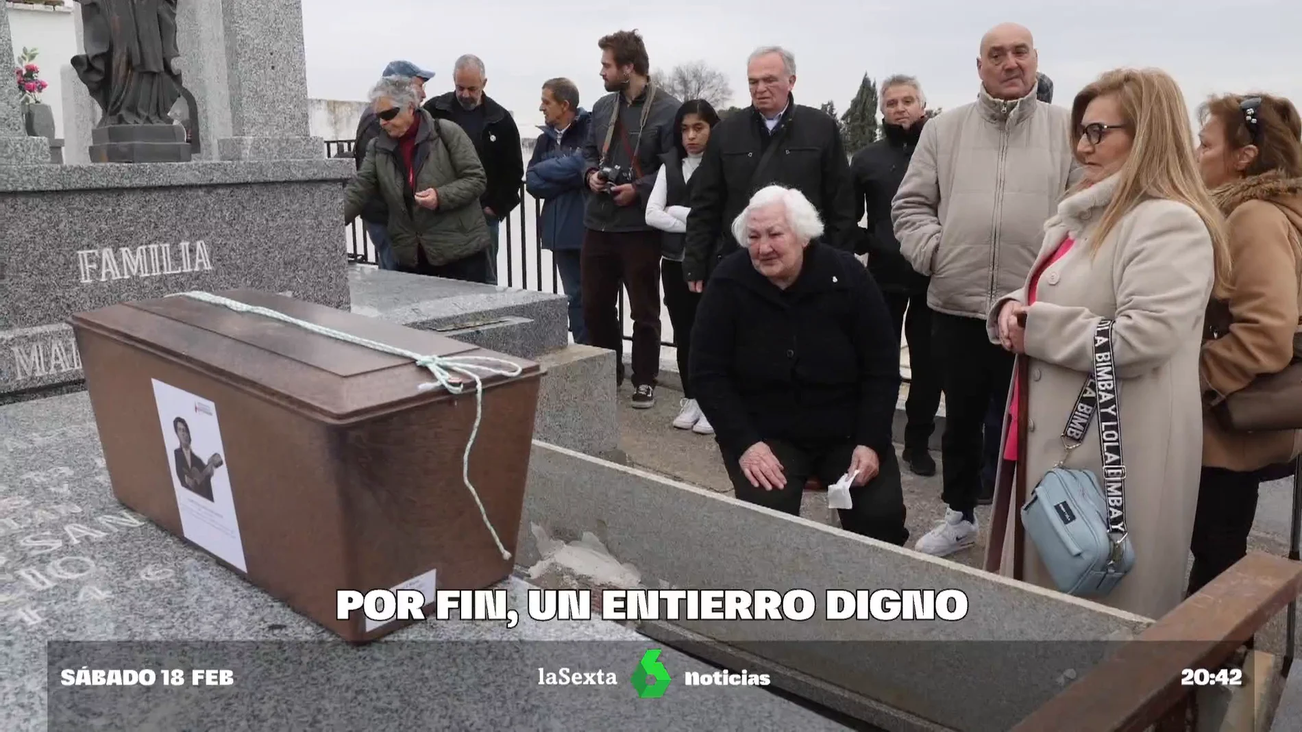 Una sepultura digna: la hija de un fusilado por el franquismo consigue enterrar a su padre después de 87 años