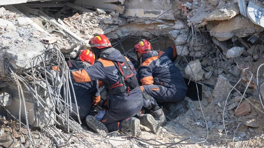 Rescatan con vida a tres personas, entre ellas un niño, tras casi 300 horas bajo los escombros en Turquía Rescatan con vida a tres personas, entre ellas un niño, tras casi 300 horas bajo los escombros en Turquía