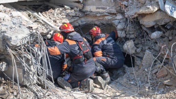 Rescatan con vida a tres personas, entre ellas un niño, tras casi 300 horas bajo los escombros en Turquía
