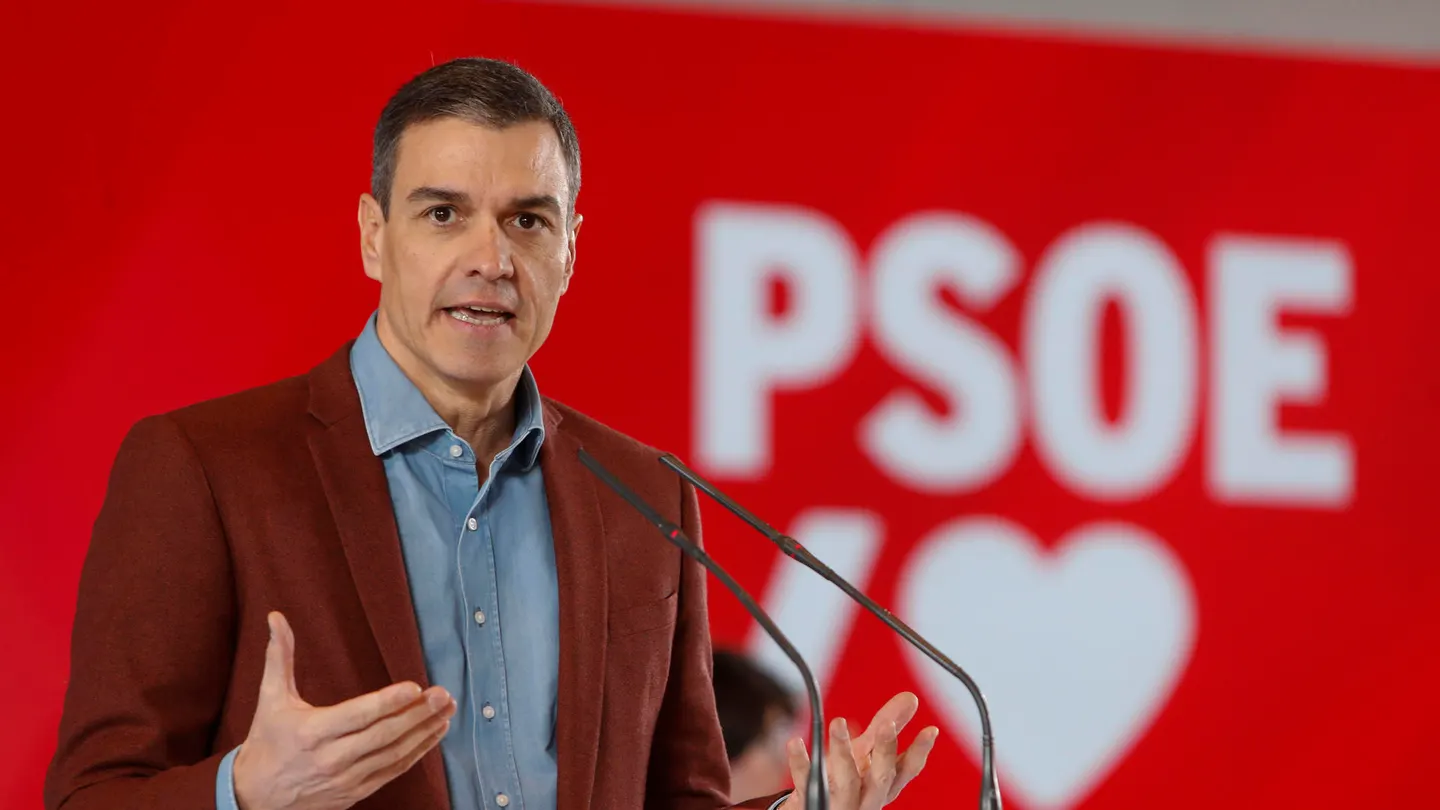 El presidente del Gobierno, Pedro Sánchez, interviene este sábado en un acto público en apoyo a la candidata socialista a la alcaldía de Zaragoza, Lola Ranera. El presidente del Gobierno, Pedro Sánchez, interviene este sábado en un acto público en apoyo a la candidata socialista a la alcaldía de Zaragoza, Lola Ranera.