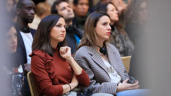 La ministra de Igualdad, Irene Montero, junto a la líder de Podemos y ministra de Derechos Sociales, Ione Belarra, durante la III Conferencia Europea por la Paz. La ministra de Igualdad, Irene Montero, junto a la líder de Podemos y ministra de Derechos Sociales, Ione Belarra, durante la III Conferencia Europea por la Paz.