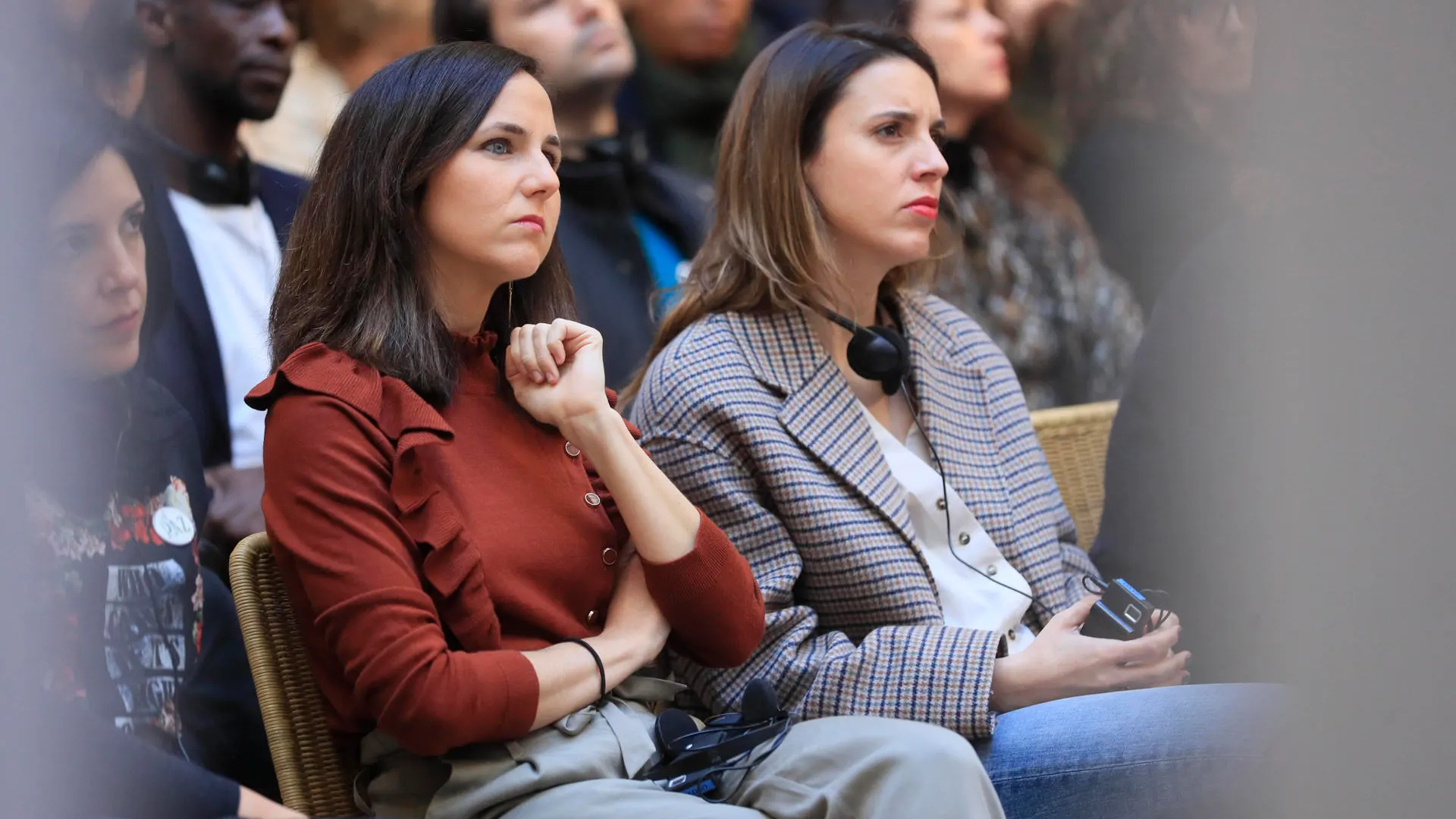 La ministra de Igualdad, Irene Montero, junto a la líder de Podemos y ministra de Derechos Sociales, Ione Belarra, durante la III Conferencia Europea por la Paz.