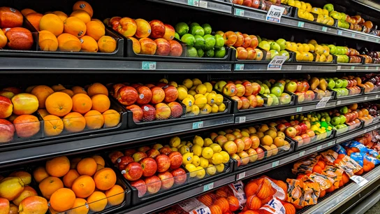 Fruta en un supermercado La brújula de la economía: ¿están bajando los precios de los alimentos?