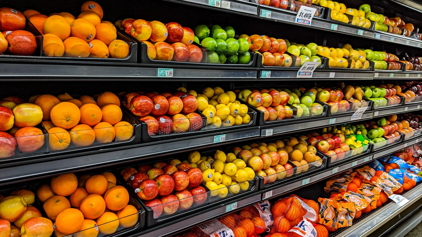 Fruta en un supermercado La brújula de la economía: ¿están bajando los precios de los alimentos?