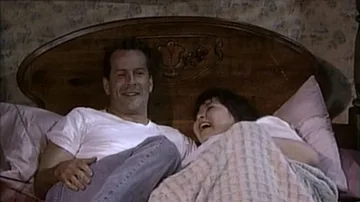 Bruce Willis con Roseanne Barr en la cama en una escena de créditos de la serie 'Roseanne'.