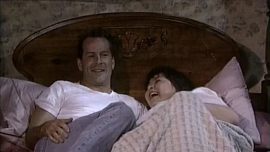 Bruce Willis con Roseanne Barr en la cama en una escena de créditos de la serie 'Roseanne'. Bruce Willis con Roseanne Barr en la cama en una escena de créditos de la serie 'Roseanne'.