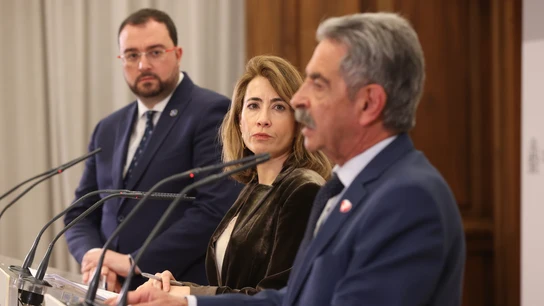La ministra Raquel Sánchez observa al presidente de Cantabria, Miguel Ángel Revilla, en presencia de Adrián Barbón La ministra Raquel Sánchez observa al presidente de Cantabria, Miguel Ángel Revilla, en presencia de Adrián Barbón
