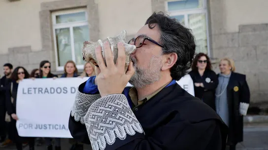 Un letrado hace sonar una caracola durante una concentración en Galicia el pasado 15 de febrero Un letrado hace sonar una caracola durante una concentración en Galicia el pasado 15 de febrero