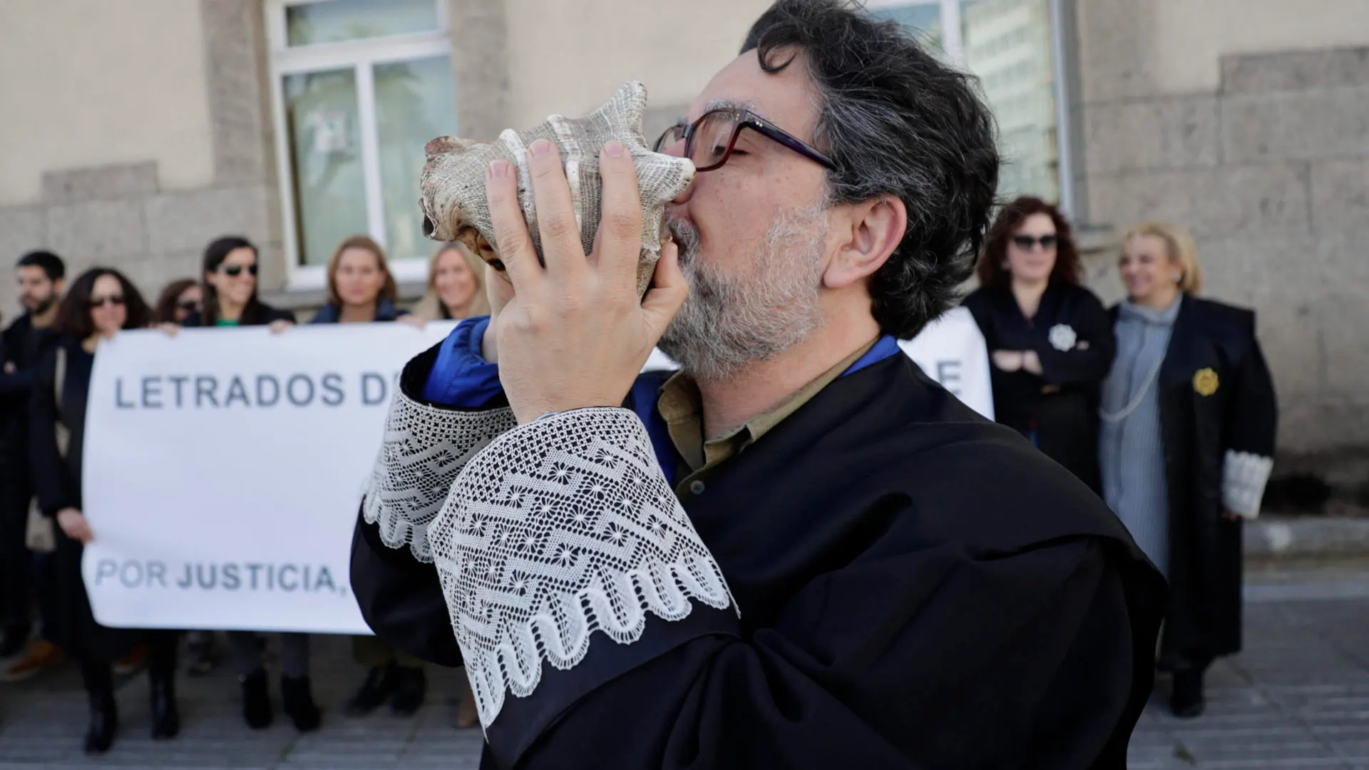 Un letrado hace sonar una caracola durante una concentración en Galicia el pasado 15 de febrero