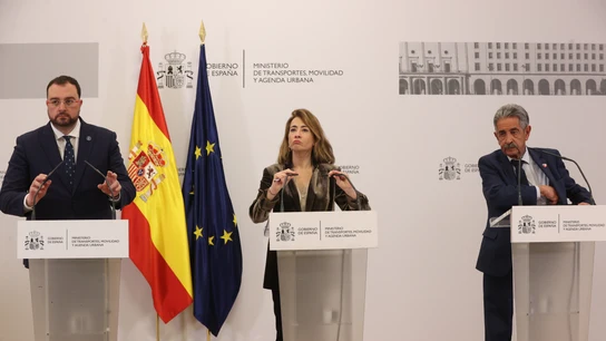La ministra de Transportes, Raquel Sánchez, el presidente de Cantabría, Miguel Ángel Revilla y su homólogo asturiano, Adrián Barbón La ministra de Transportes, Raquel Sánchez, el presidente de Cantabría, Miguel Ángel Revilla y su homólogo asturiano, Adrián Barbón
