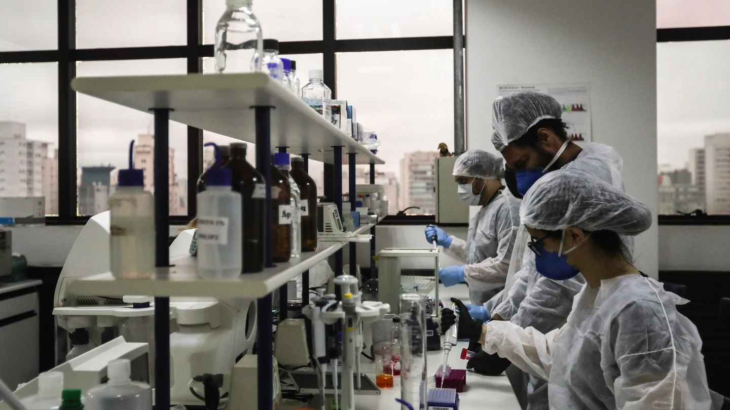 Imagen de archivo de científicos durante una investigación relacionada con el tratamiento del VIH Imagen de archivo de científicos durante una investigación relacionada con el tratamiento del VIH
